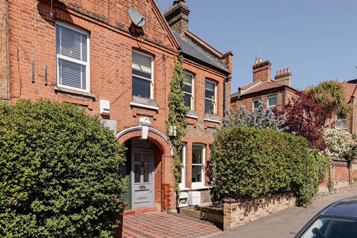 2 Bedroom Flat For Sale In Theydon Street, Walthamstow, E17