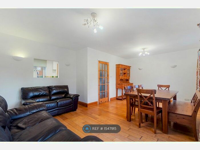 3 Bedroom Maisonette To Rent In Eleanor Road, London, E8