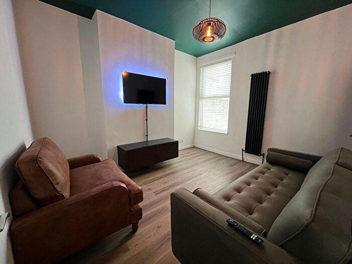 4 Bedroom End Of Terrace House To Rent In Leopold Road, Kensington, L7