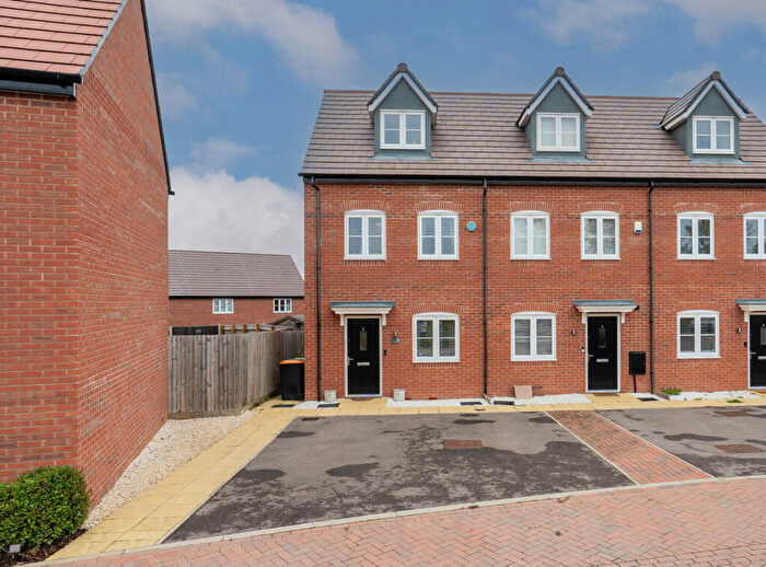 3 Bedroom End Of Terrace House For Sale In Pintail Circle, Biddenham, MK40