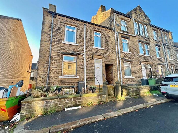 3 Bedroom End Of Terrace House For Sale In Wellington Street, Huddersfield, HD3