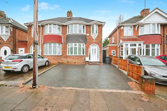 3 Bedroom Semi Detached House For Sale In Duncroft Road, Birmingham, West Midlands, B26