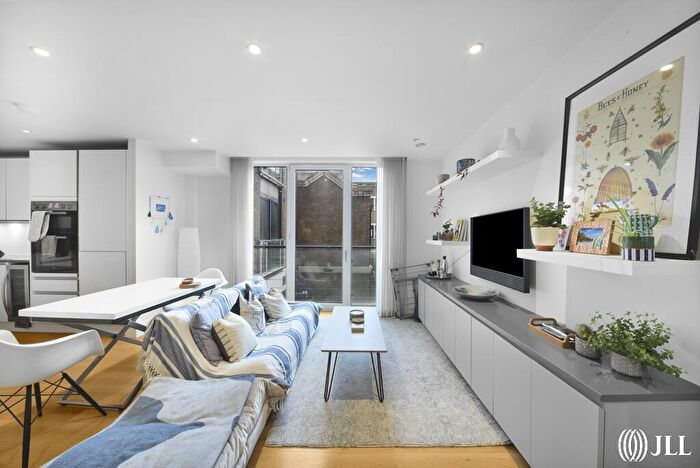 2 Bedroom Apartment To Rent In Plantation Wharf, London, SW11