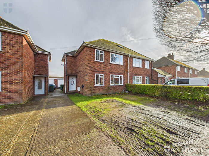 3 Bedroom Semi-Detached House For Sale In Henry Road, Aylesbury, HP20