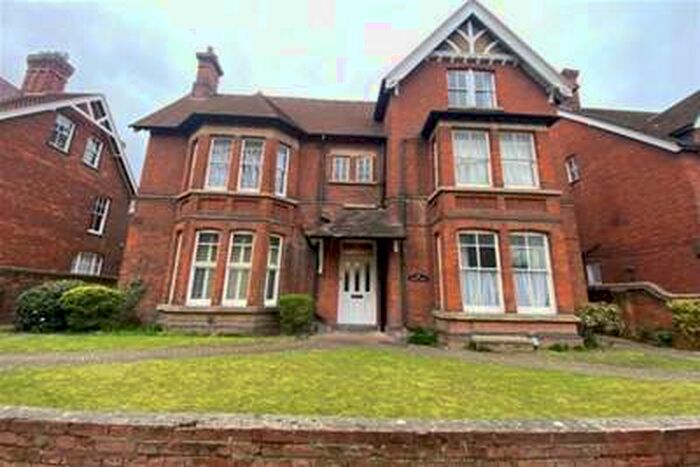 Flat To Rent In De Parys Avenue, MK40