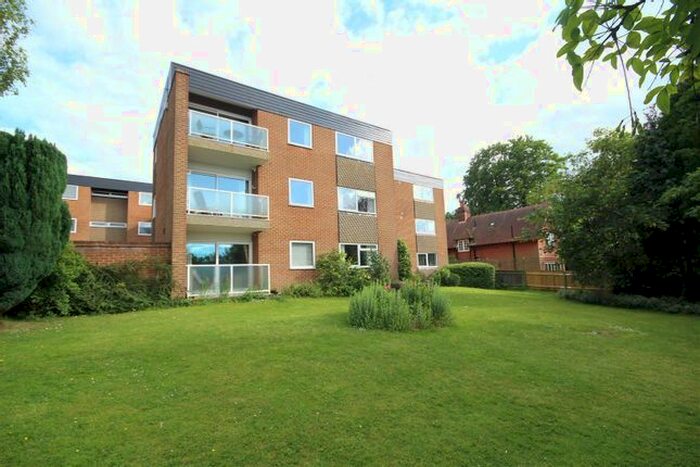 2 Bedroom Flat To Rent In Jolive Court, Rosetrees, Guildford, GU1