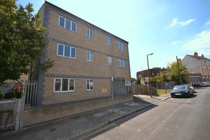 2 Bedroom Flat To Rent In Central Road, Stanford Le Hope, SS17