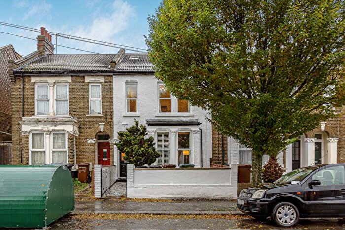2 Bedroom Apartment For Sale In Borthwick Road, London, E15