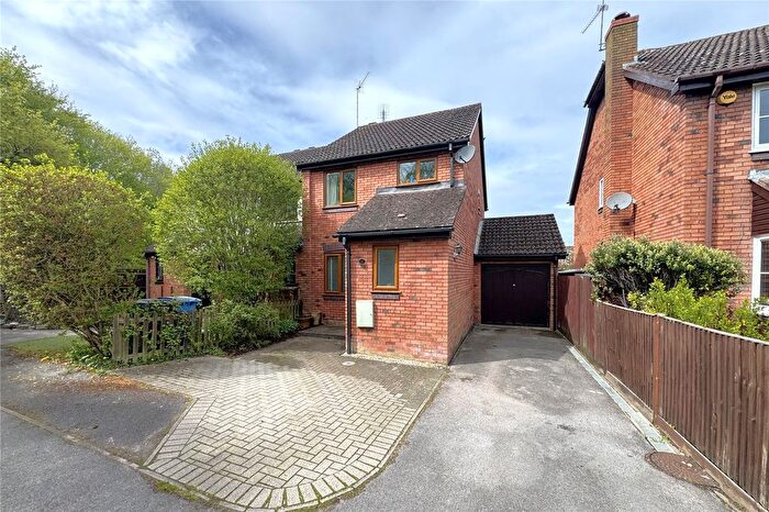 3 Bedroom End Of Terrace House For Sale In Driftway Road, Hook, Hampshire, RG27