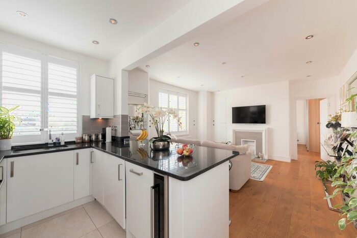 2 Bedroom Apartment To Rent In Belsize Grove, London, NW3