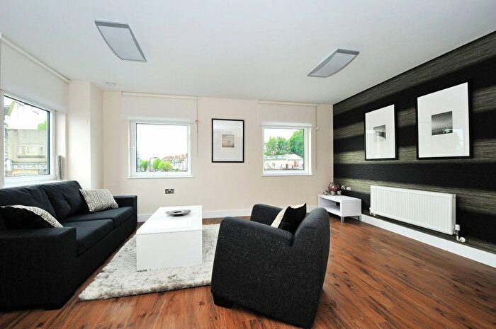 2 Bedroom Flat To Rent In The Green, Southall, UB2