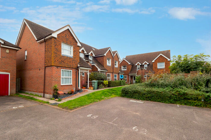 4 Bedroom House To Rent In Kenny Drive, Carshalton, Surrey, SM5