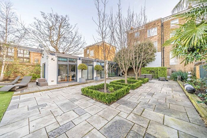 3 Bedroom Detached House To Rent In Kings Avenue, Clapham, SW4