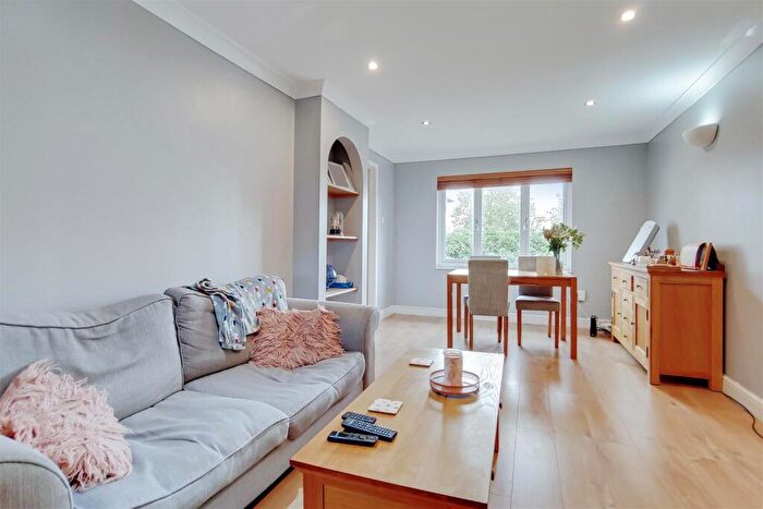 2 Bedroom Apartment For Sale In Rawsthorne Close, Royal Docks, E16