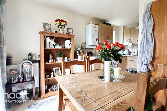 2 Bedroom Apartment For Sale In Twickenham Close, Swindon, SN3