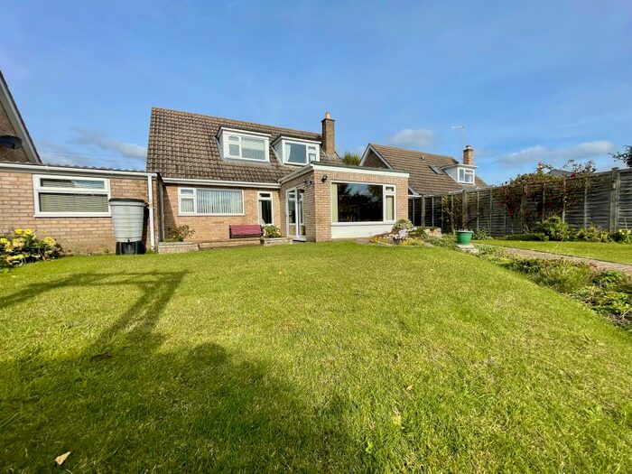 3 Bedroom Chalet For Sale In Glinton Road, Helpston, Peterborough, PE6