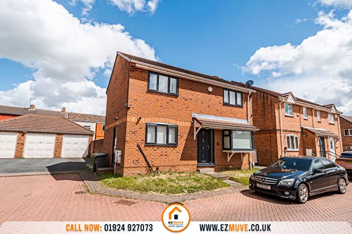 3 Bedroom Detached House For Sale In Plover Drive, Batley, WF17