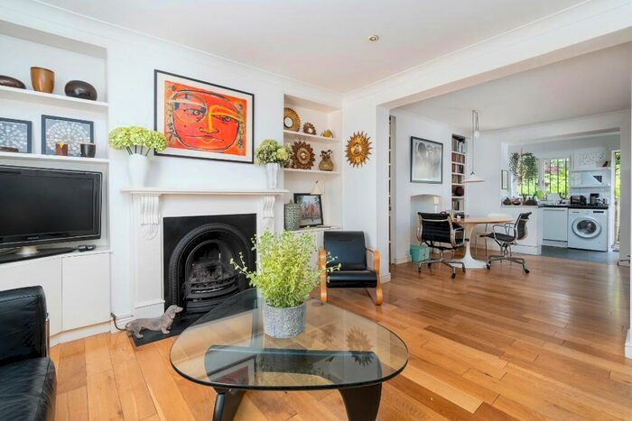 2 Bedroom Maisonette To Rent In King Henrys Walk, London, N1