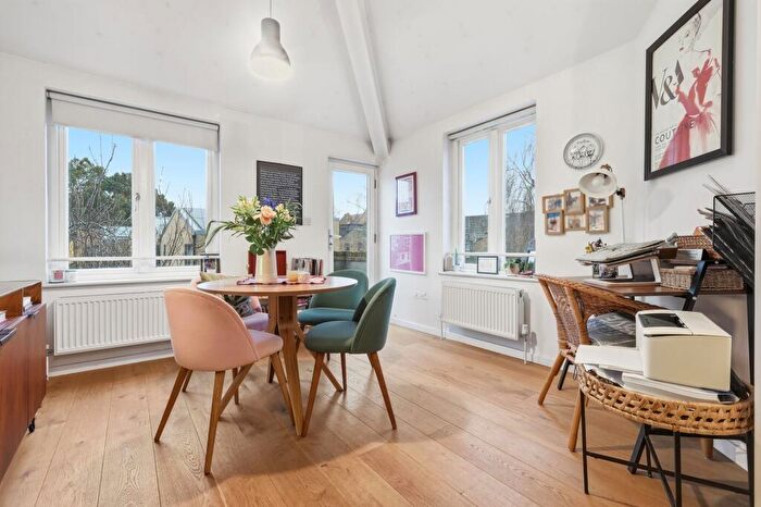 2 Bedroom Flat For Sale In Francis Road, Leyton, E10