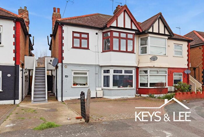 2 Bedroom Flat To Rent In Hall Gardens, Chingford, E4