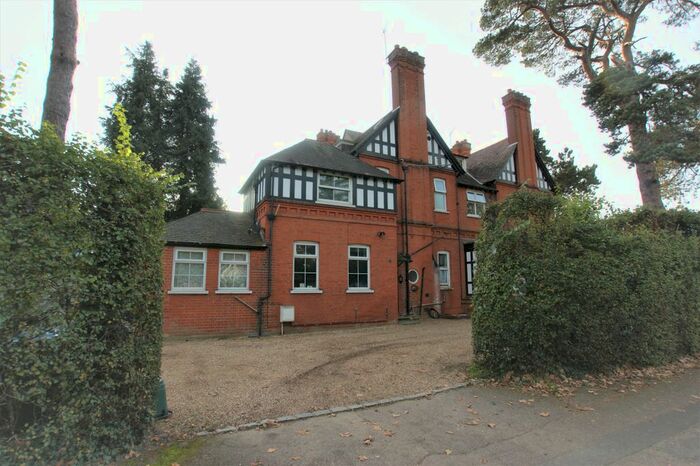 1 Bedroom Flat To Rent In Oatlands Chase, Weybridge, KT13