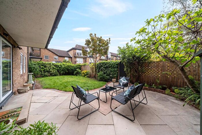 4 Bedroom Apartment To Rent In Battersea Bridge Road, London, SW11