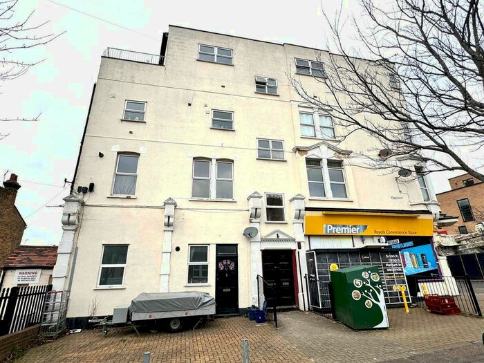 3 Bedroom Flat To Rent In Pembury Road, Westcliff-On-Sea, SS0