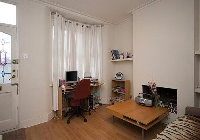 2 Bedroom House To Rent In Pitchford Street, Stratford, London, E15