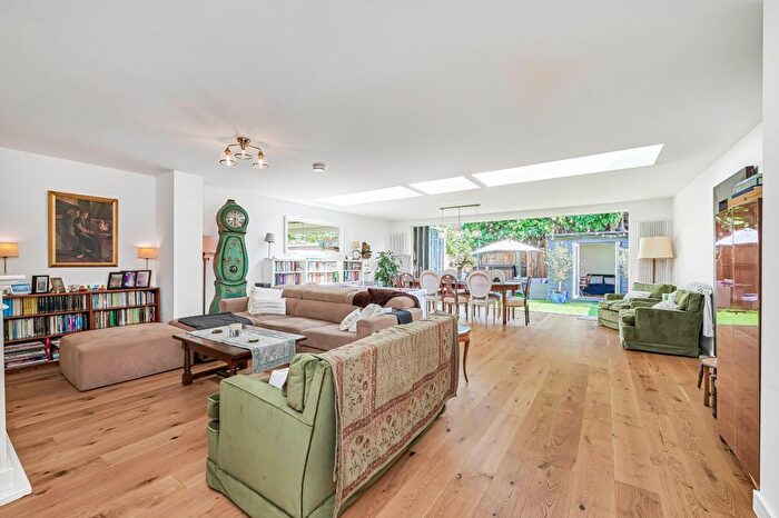 3 Bedroom Detached House For Sale In Vibart Gardens, London, SW2