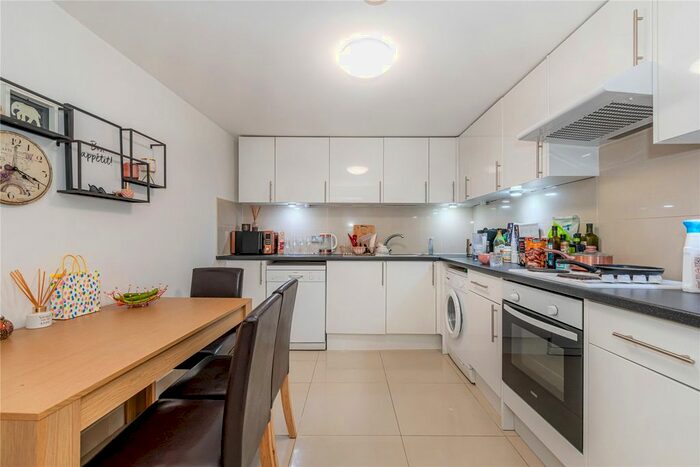 Studio To Rent In Cornwall Crescent, London, W11