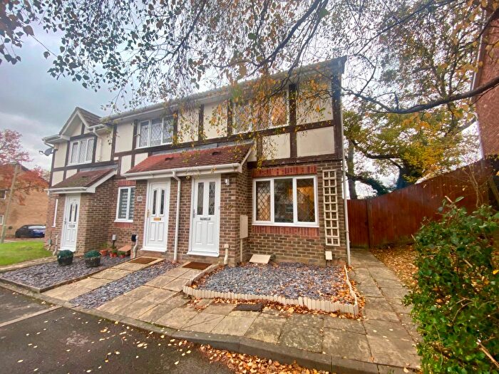 2 Bedroom End Of Terrace House To Rent In Knaphill, Woking, GU21