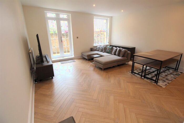 2 Bedroom Flat To Rent In Royal Drive, London, N11