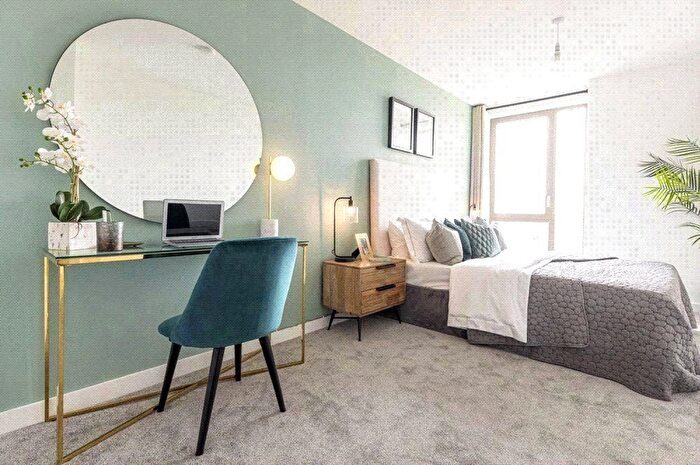 2 Bedroom Flat For Sale In The Lock, Greenford Quay, Greenford, UB6