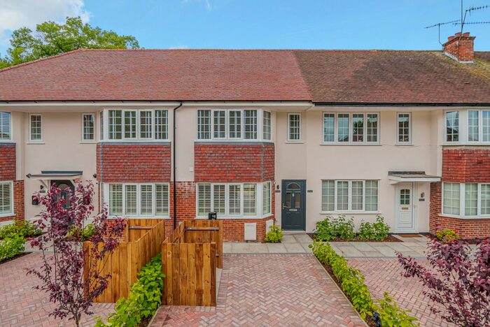 2 Bedroom Terraced House For Sale In Castleview Road, Weybridge, KT13