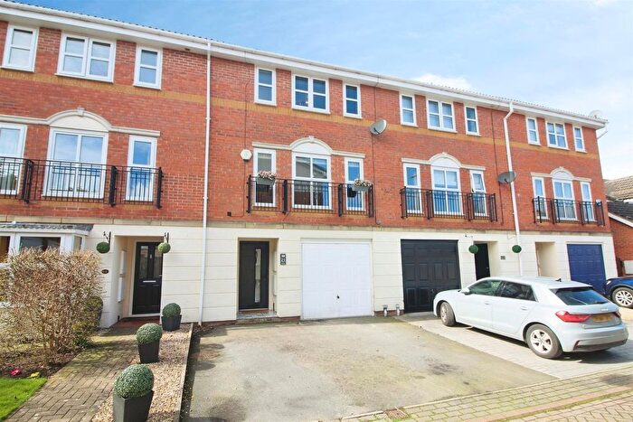 4 Bedroom Town House For Sale In The Grange, Carlton, Wakefield, WF3