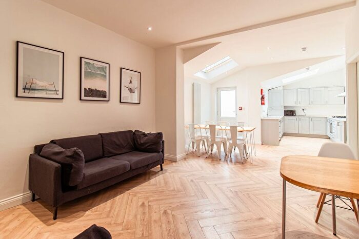 6 Bedroom Semi-detached House To Rent In Thornycroft Road, Liverpool, L15