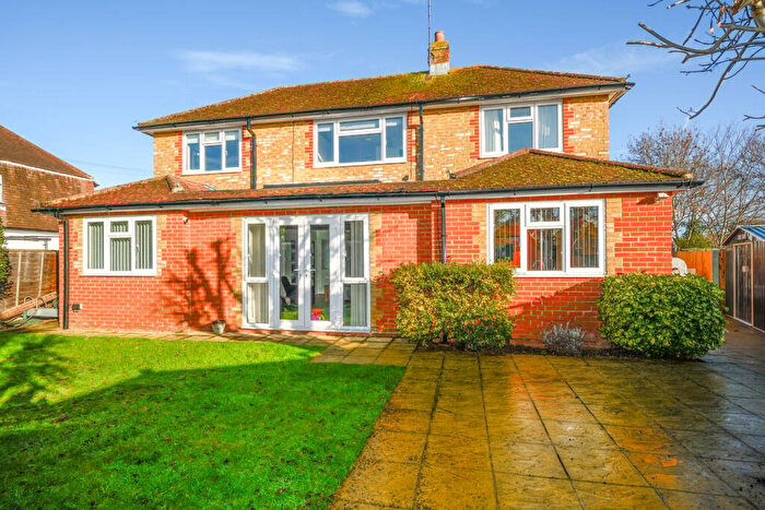 4 Bedroom Detached House For Sale In Florence Close, Walton-On-Thames, KT12