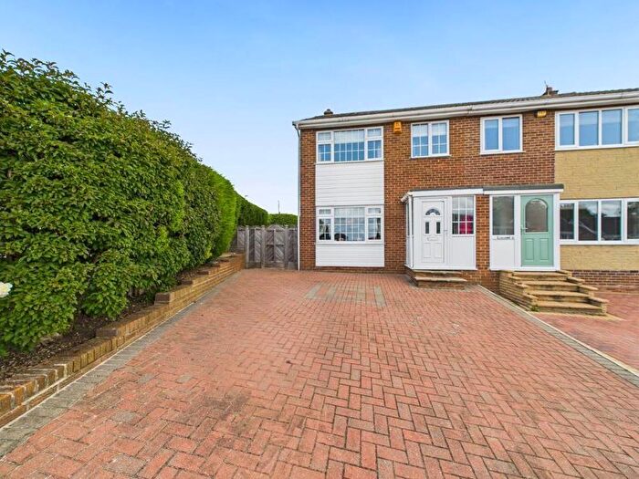 3 Bedroom Semi-detached House For Sale In Walnut Drive, Pontefract, WF8