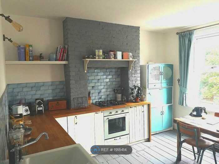 2 Bedroom Flat To Rent In Elmington Road, London, SE5