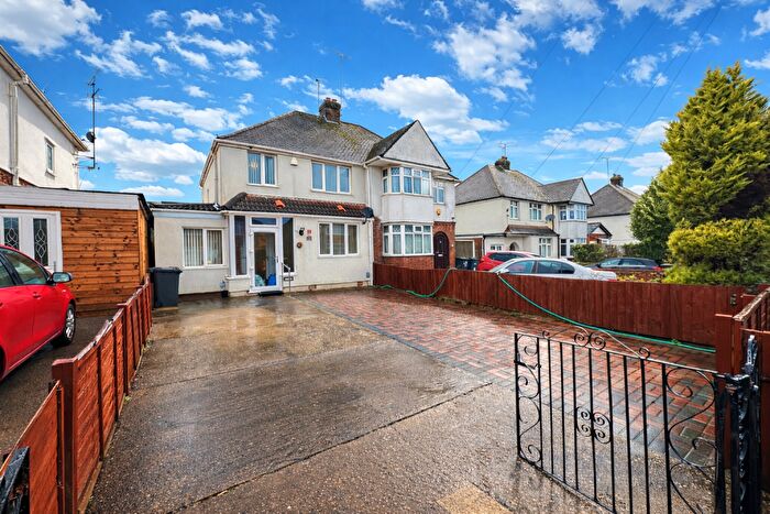 3 Bedroom Semi-Detached House To Rent In Granby Road, Luton, Bedfordshire, LU4