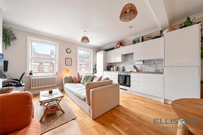 1 Bedroom Apartment For Sale In Birkbeck Road, London, N17