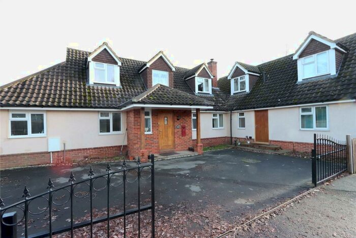 4 Bedroom Semi-Detached House To Rent In St. Johns Road, Farnborough, Hampshire, GU14