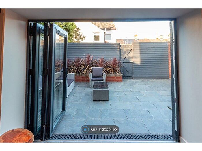 1 Bedroom Flat To Rent In Fairleigh Road, Cardiff, CF11