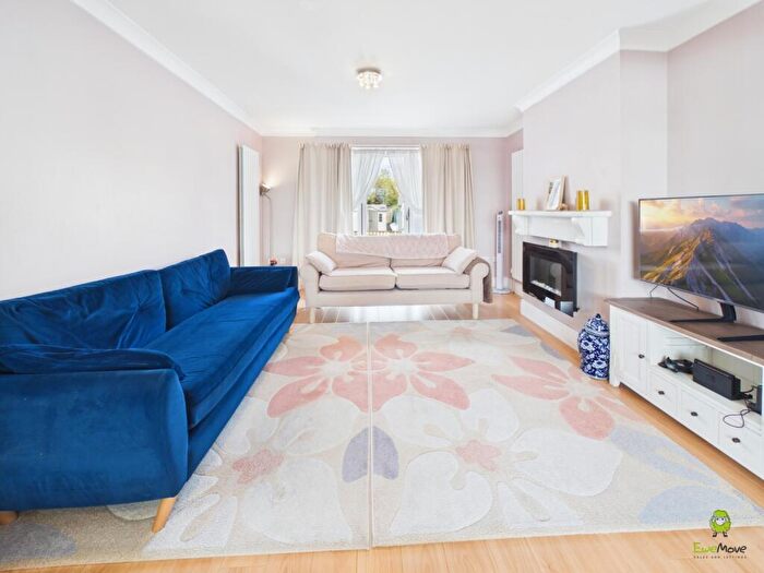 4 Bedroom Semi Detached House For Sale In Gravel Hill, Bexleyheath, DA6