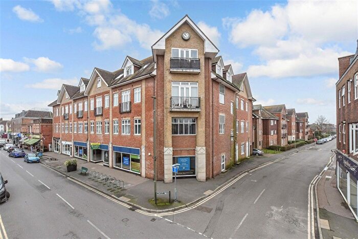 2 Bedroom Flat For Sale In Lumley Road, Horley, Surrey, RH6