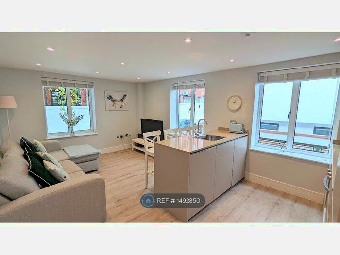 2 Bedroom Flat To Rent In Scholars Court, Guildford, GU1