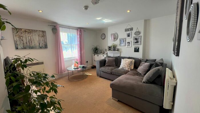 2 Bedroom Flat To Rent In Cricklade Road, Highworth, SN6