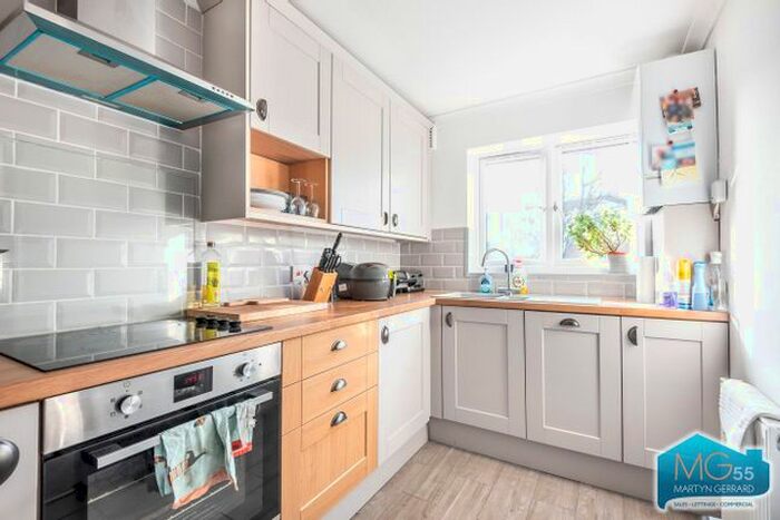 2 Bedroom Flat To Rent In Gloucester Road, New Barnet, Hertfordshire, EN5