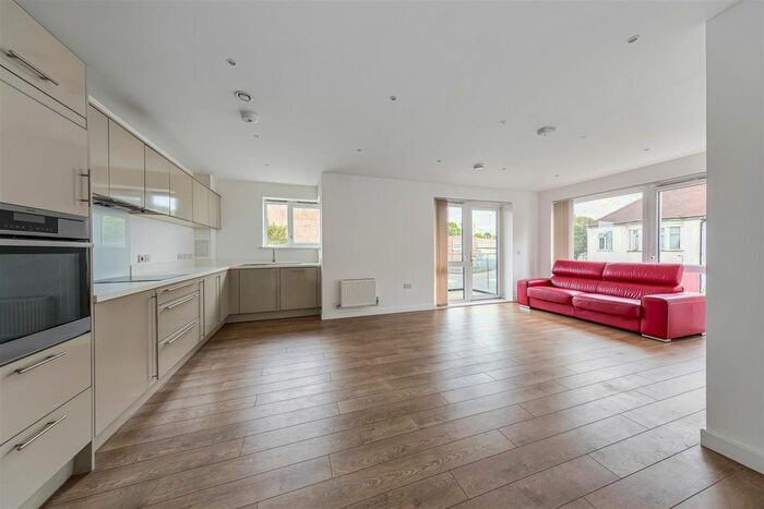 2 Bedroom Flat To Rent In Hainault Road, London, E11