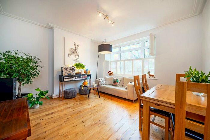2 Bedroom Flat To Rent In Brondesbury Villas, Queens Park, London, NW6